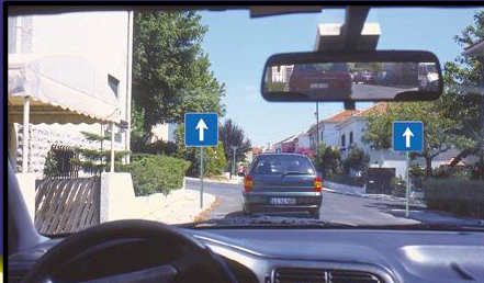 A luz da chapa deve iluminar a matricula de modo a que esta seja possivel ser visivel a: