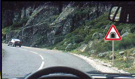 O sinal triangular indica: