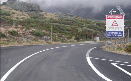 Fora das localidades, nas lombas de visibilidade reduzida, é permitido aos condutores fazer uso dos sinais sonoros.